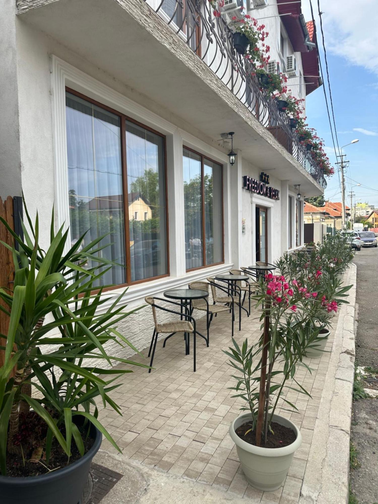 Freedom&Relax Hotel Buzau Bagian luar foto