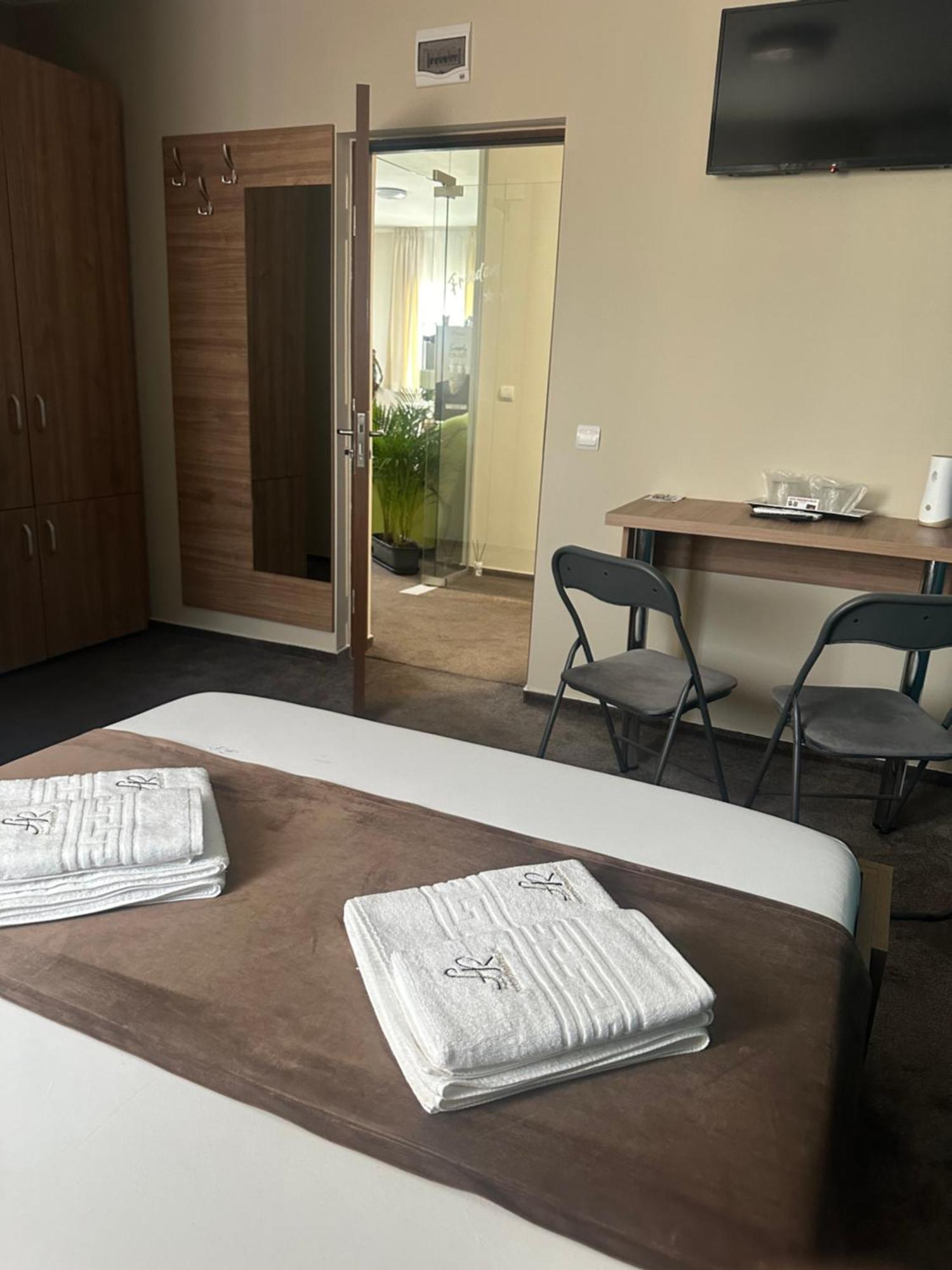 Freedom&Relax Hotel Buzau Bagian luar foto